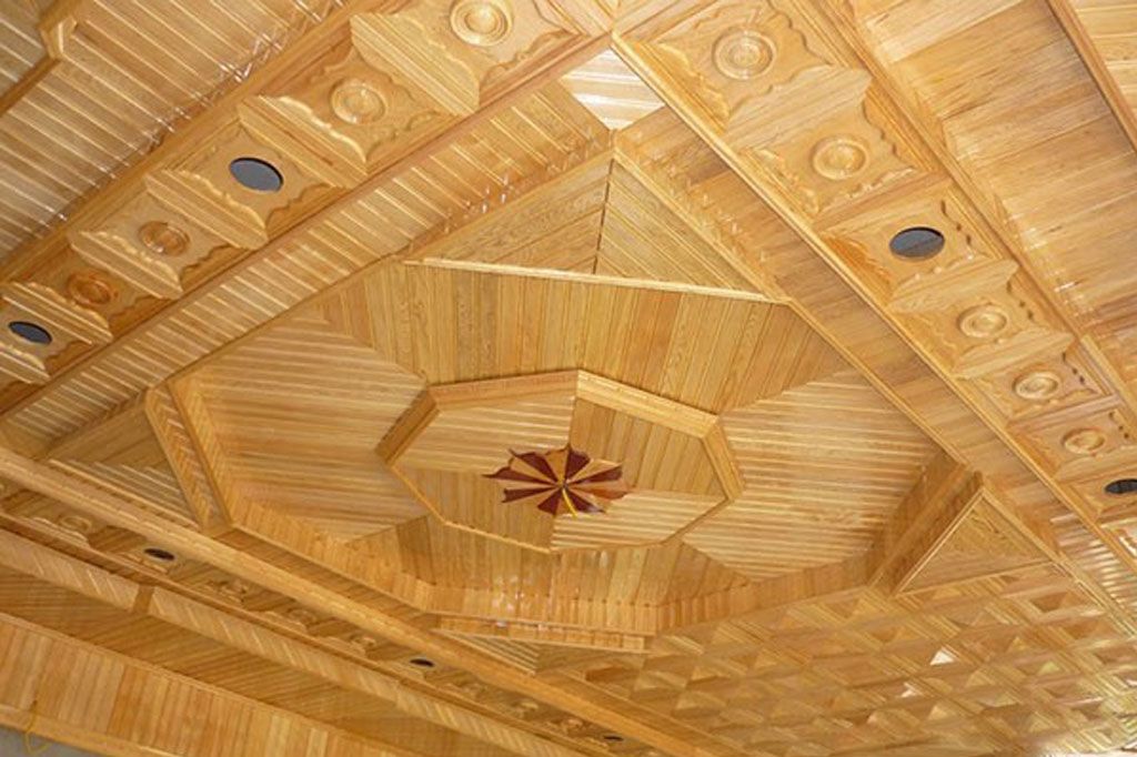 Ốp trần với vật liệu gỗ tự nhiên